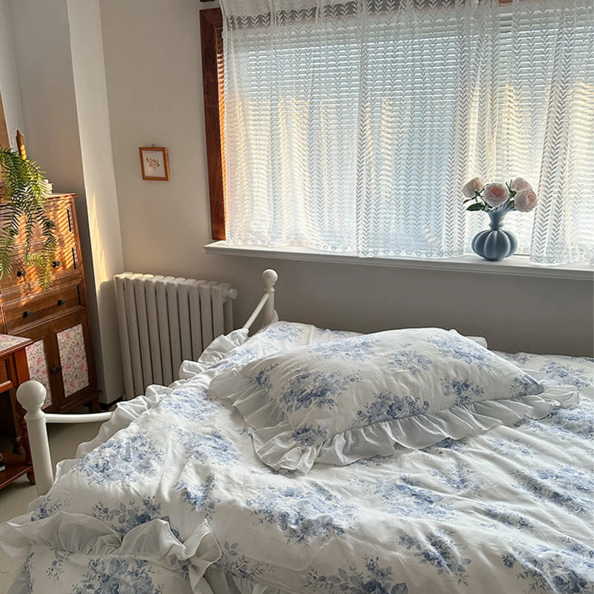 VibeCore Blue Florals Ruffled Duvet Cover Set Pattern